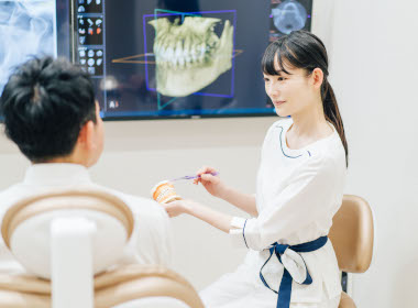渋谷マロン歯科Tokyoの歯科衛生士が患者にインプラントのメンテナンスの指導している画像