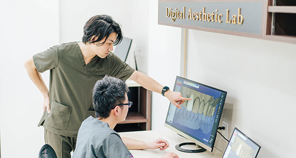 渋谷の歯医者 渋谷マロン歯科Tokyoの院長と技工士がシミュレーションしている画像