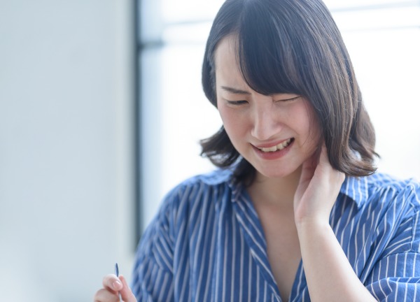インプラント手術後に痛みを感じる女性｜インプラント手術後の痛みはいつまで？6つの対処法も解説| 渋谷駅徒歩1分の歯医者 「渋谷マロン歯科Tokyo」