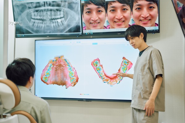 口腔内スキャンで撮影した写真で患者様に説明する歯科医師｜渋谷マロン歯科Tokyo検診の流れ｜渋谷の歯医者「渋谷マロン歯科Tokyo」