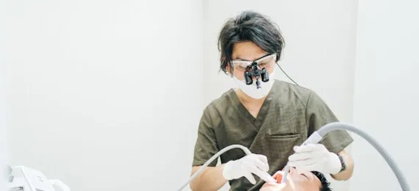 歯周病の治療をする先生｜歯茎が下がってきたと感じたら｜考えられる7つ原因と治療法｜渋谷の歯医者「渋谷マロン歯科Tokyo 」