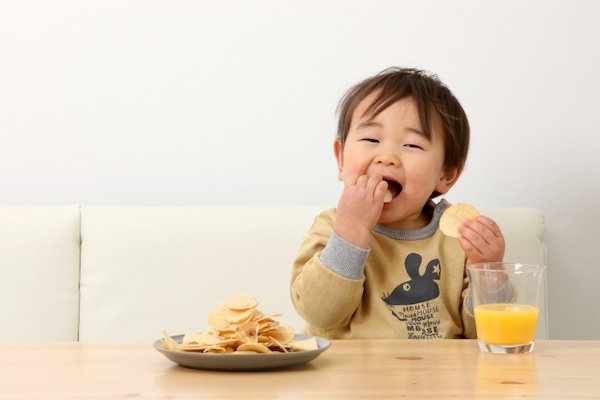 甘いものを食べる子供｜子どもの虫歯を繰り返さないために大切な「仕上げ磨き」のコツ｜渋谷の歯医者「渋谷マロン歯科Tokyo」
