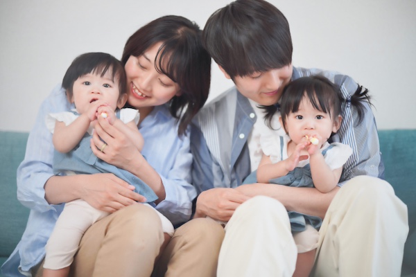 子供に仕上げ磨きをするイメージ｜子どもの虫歯を繰り返さないために大切な「仕上げ磨き」のコツ｜渋谷の歯医者「渋谷マロン歯科Tokyo」
