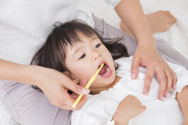 子供に仕上げ磨きをするイメージ｜子どもの虫歯を繰り返さないために大切な「仕上げ磨き」のコツ｜渋谷の歯医者「渋谷マロン歯科Tokyo」