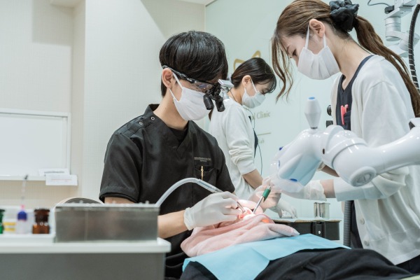 知覚過敏の対応をする医師｜知覚過敏と虫歯の違いとは？歯がしみる原因と見分け方｜渋谷の歯医者なら渋谷マロン歯科Tokyo