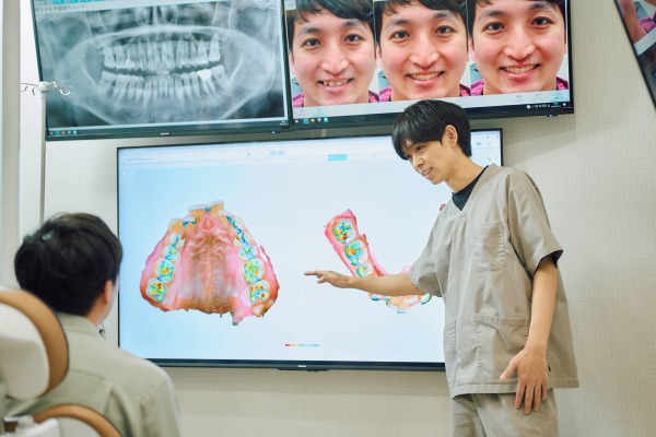 口腔内スキャンで撮影した写真で患者様に説明する歯科医師｜知覚過敏と虫歯の違いとは？歯がしみる原因と見分け方｜渋谷の歯医者なら渋谷マロン歯科Tokyo