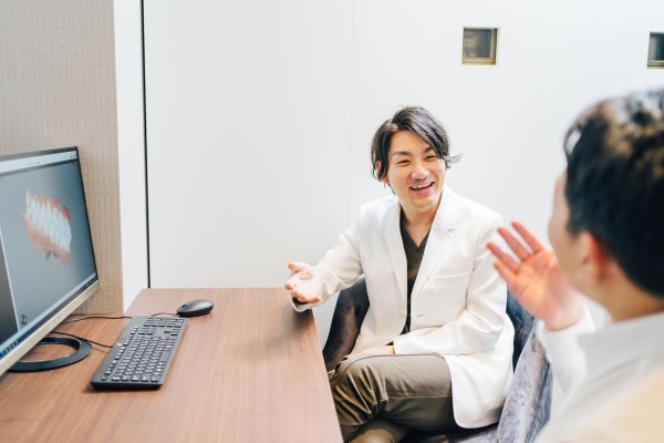 前歯の隙間の悩みを聞く院長｜前歯の隙間を埋める5つの治療とは？原因や費用も解説｜渋谷の歯医者なら渋谷マロン歯科Tokyo