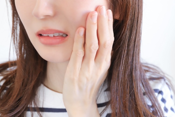 親知らずが痛む女性の画像｜親知らずが横向きに生えてきたら？放置は禁物！知っておきたいリスク｜渋谷の歯医者「渋谷マロン歯科Tokyo」