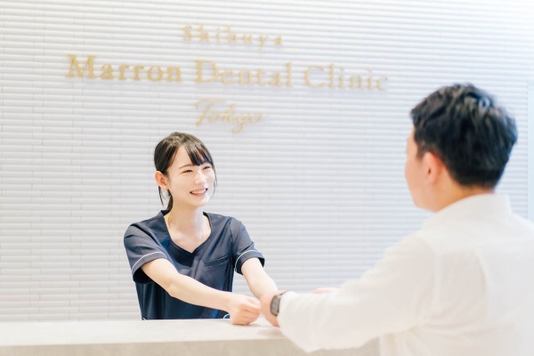 親知らずが痛くて受診をする人|親知らずの痛みがひどいときの対処法と受診の目安|渋谷の歯医者なら渋谷マロン歯科Tokyo