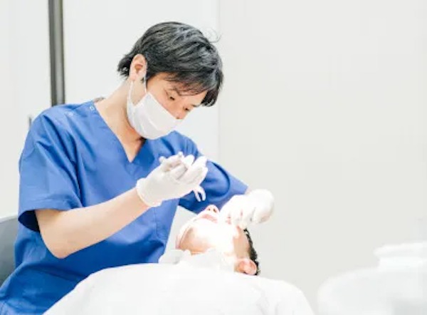 口腔外科を専門とする歯科医師|親知らずの痛みがひどいときの対処法と受診の目安|渋谷の歯医者なら渋谷マロン歯科Tokyo