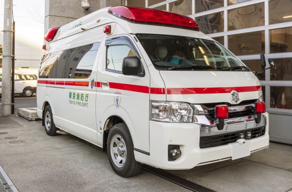 救急車｜歯をぶつけた・折れたときの正しい応急処置と歯科での治療法｜渋谷の歯医者なら渋谷マロン歯科Tokyo