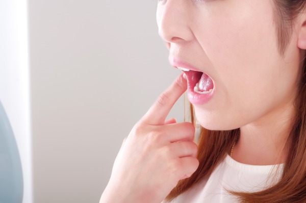 神経を抜く予定の女性｜神経を抜いた歯の寿命は？長持ちさせる6つの方法を解説｜渋谷の歯医者なら渋谷マロン歯科Tokyo