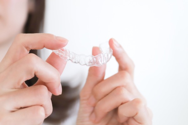 矯正中のセルフケアを実施しようとしている女性｜矯正中に虫歯になったらどうする？治療とセルフケアの具体的な方法｜渋谷の歯医者なら渋谷マロン歯科Tokyo